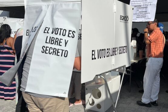 Denuncian en redes sociales retraso en la apertura de casillas