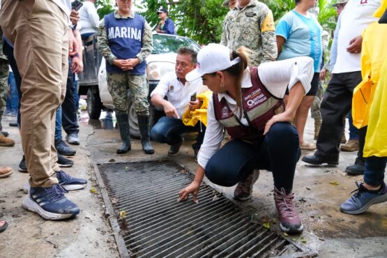 Mara Lezama recorre domicilios de la colonia Fidel Velázquez, una de las más afectadas de Chetumal