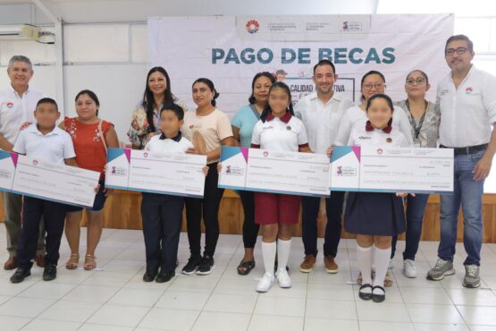 En total compromiso con la educación entregan becas a alumnos de primaria en Cancún