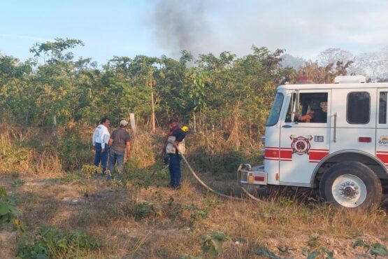 COEPROC y el Cuerpo de Bomberos de Othón P. Blanco atienden incendios en diversos puntos del municipio