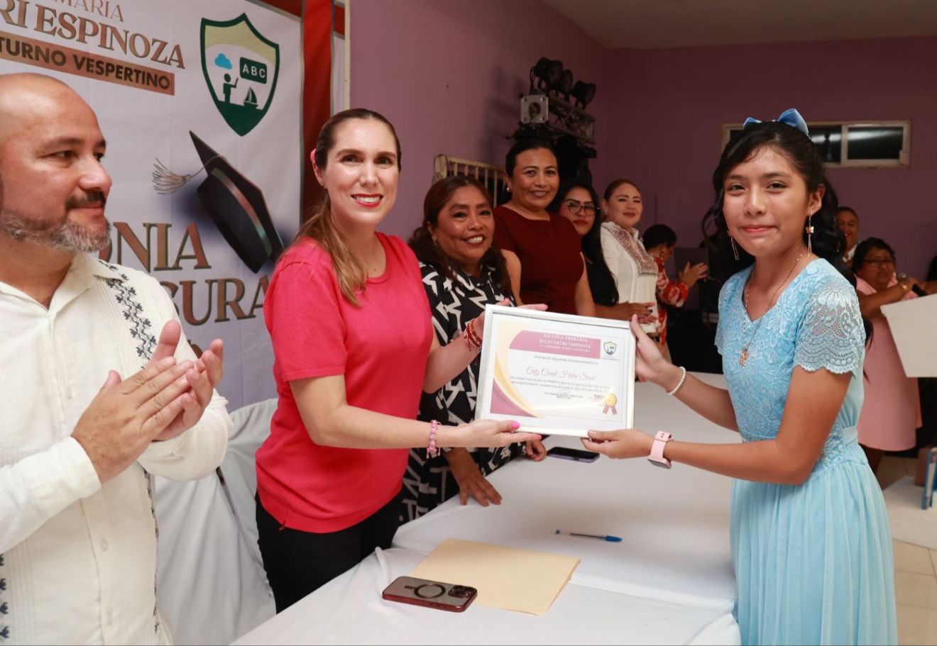 Atenea Gómez Ricalde apadrina a la Generación 2018-2024 de la Primaria Julio Sauri turno vespertino
