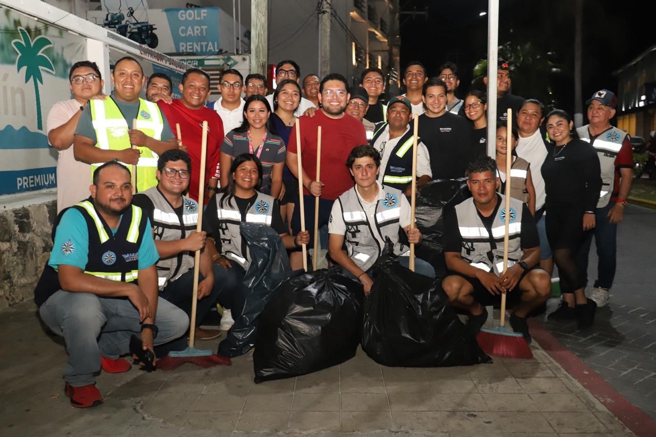 Realizan brigada especial de limpieza para mejorar imagen urbana de la avenida Rueda Medina en Isla Mujeres