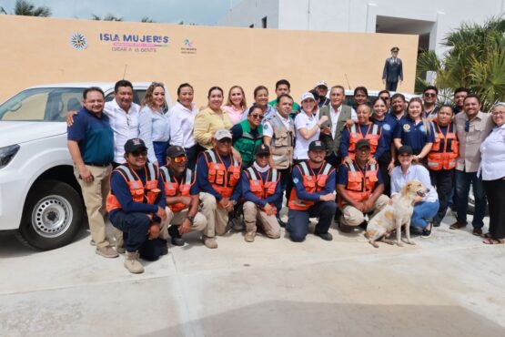 Atenea Gómez Ricalde entrega dos vehículos más a Protección Civil y Obras Públicas