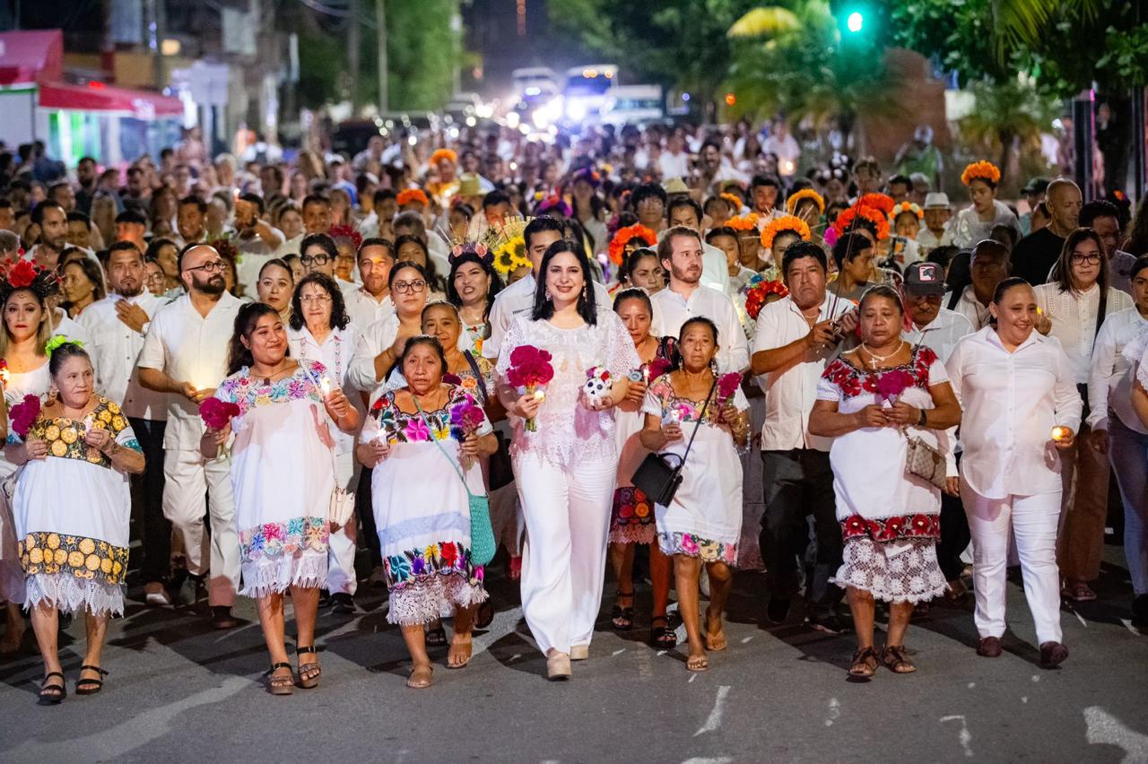Miles disfrutan en Playa del Carmen segunda noche de misticismo y tradición en las festividades de los Días de Muertos