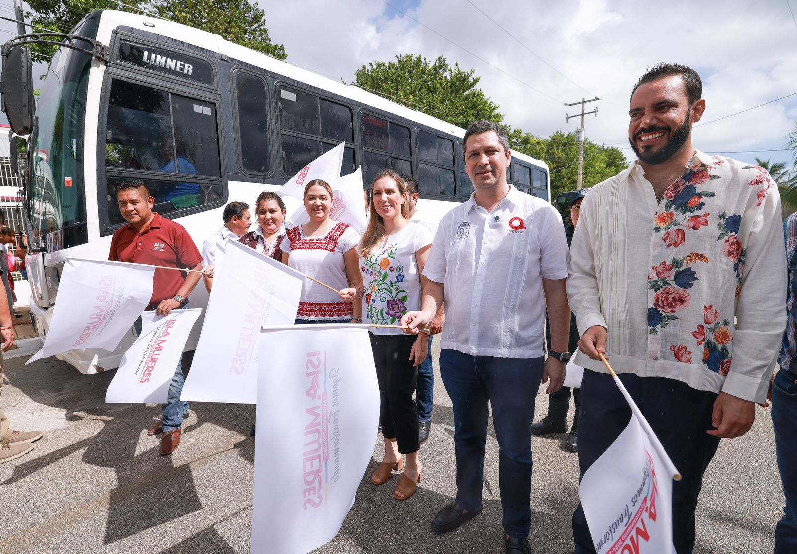 Atenea Gómez Ricalde da banderazo de salida de las nuevas rutas de transporte urbano en Ciudad Mujeres
