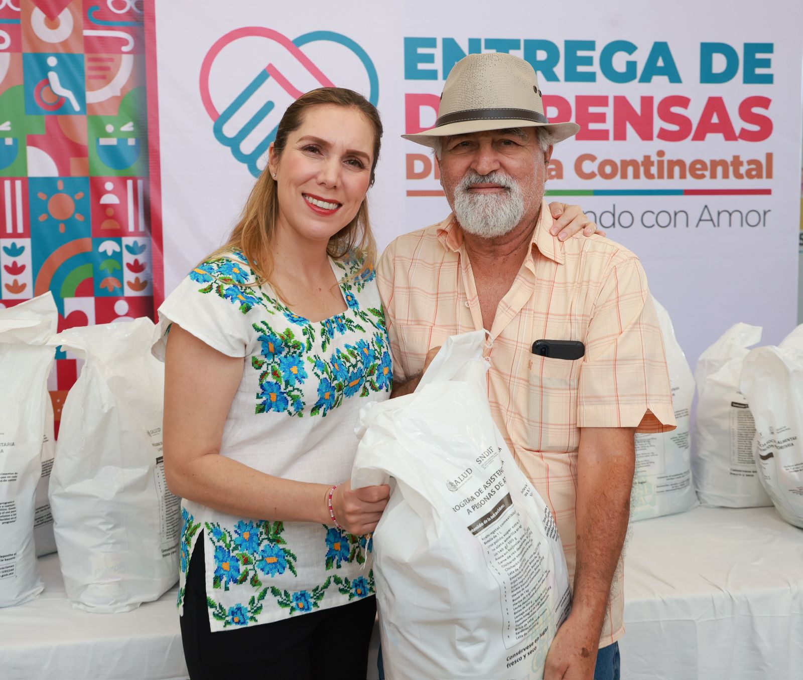 Atenea Gómez Ricalde entrega apoyos alimentarios a adultos mayores de la Zona Continental