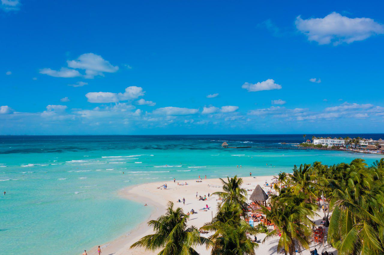 Atenea Gómez reafirma compromiso para mantener las playas de Isla Mujeres libres de sargazo