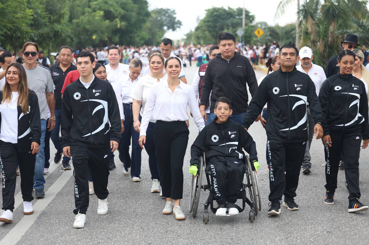 Convive Ana Paty Peralta con participantes en Desfile Cívico-Deportivo Militar