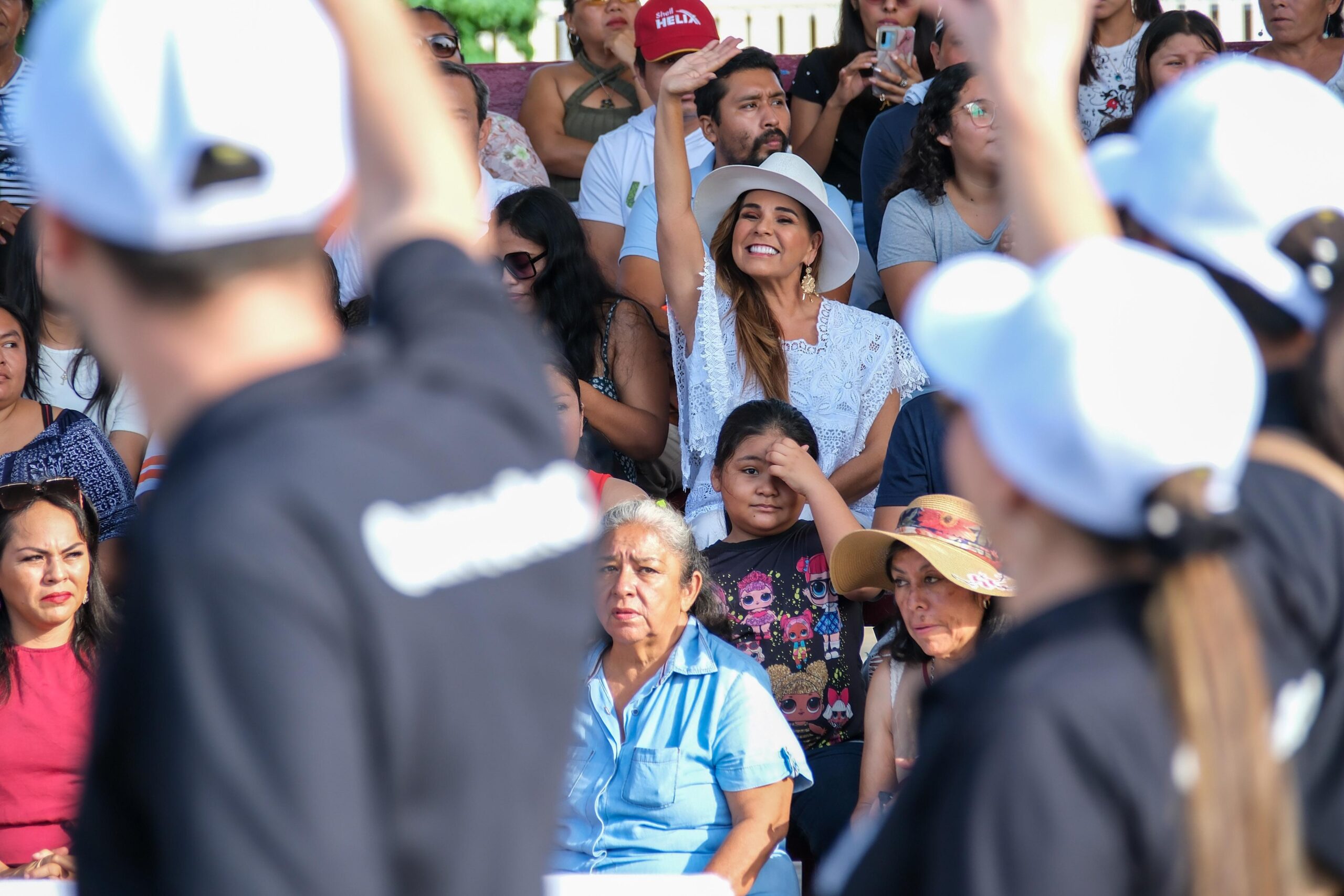 Acompañada de familias chetumaleñas, Mara Lezama conmemora el 114 aniversario de la Revolución Mexicana