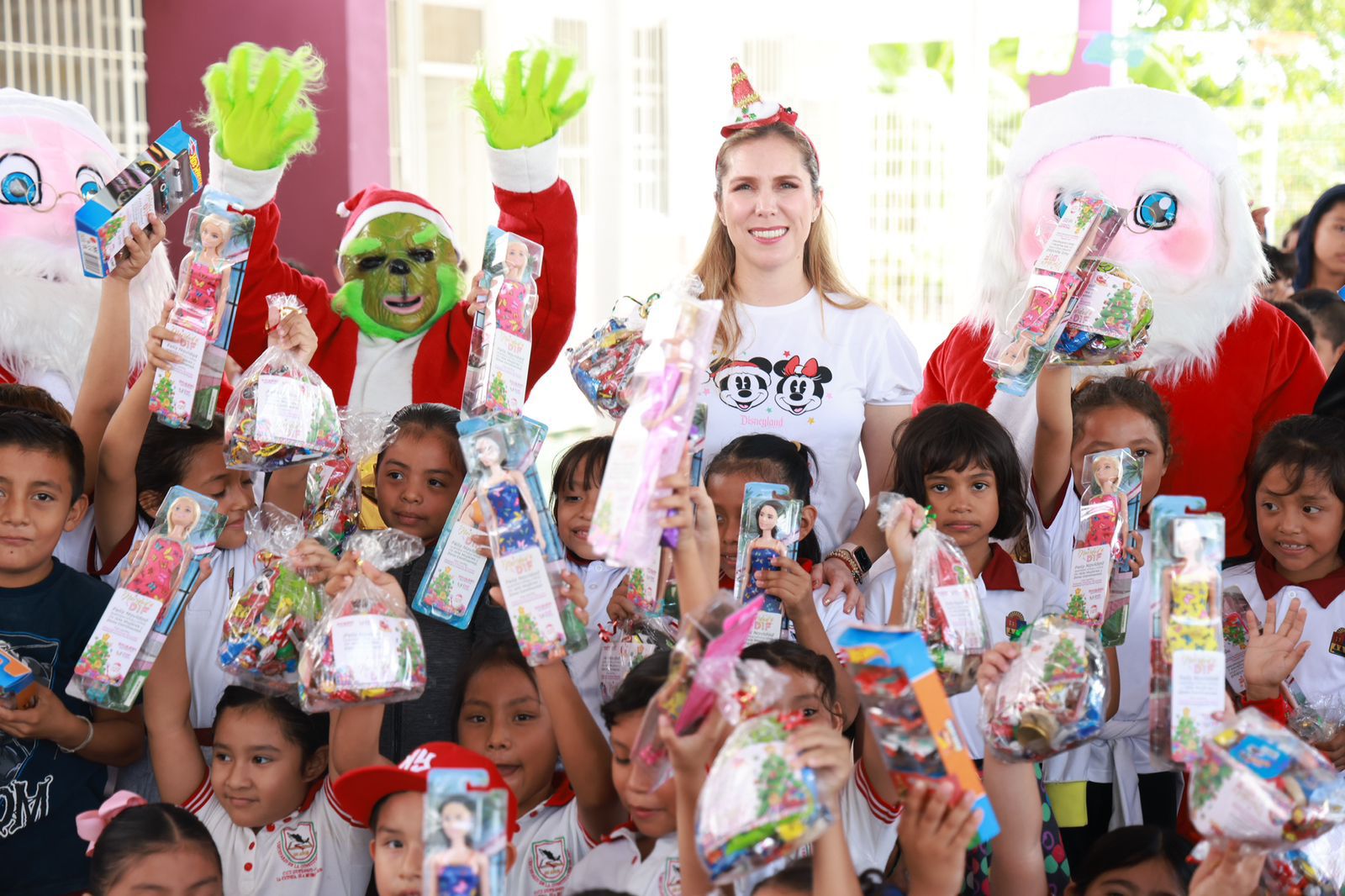 Atenea Gómez Ricalde lleva la magia de la Navidad a las niñas y niños de Zona Continental