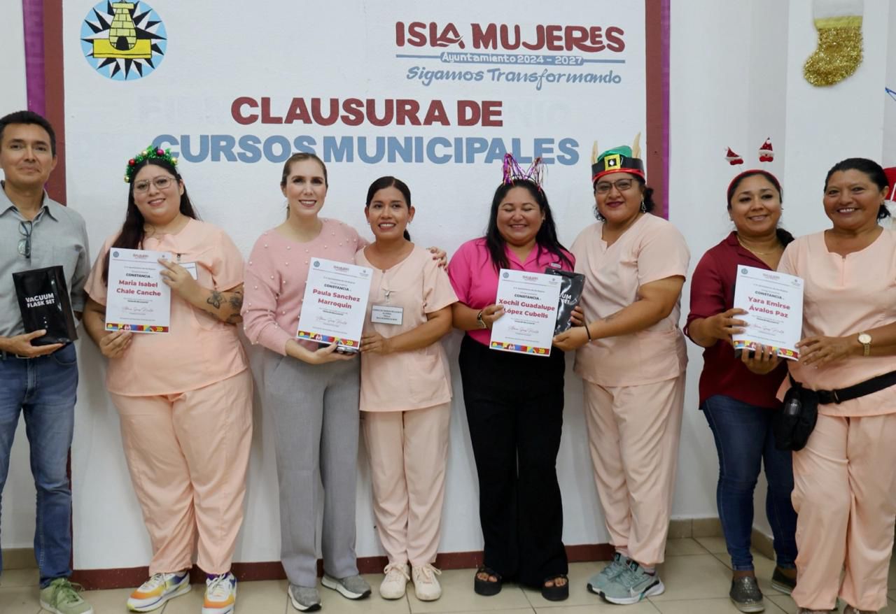 Atenea Gómez Ricalde clausura 16 cursos de capacitación en Isla Mujeres