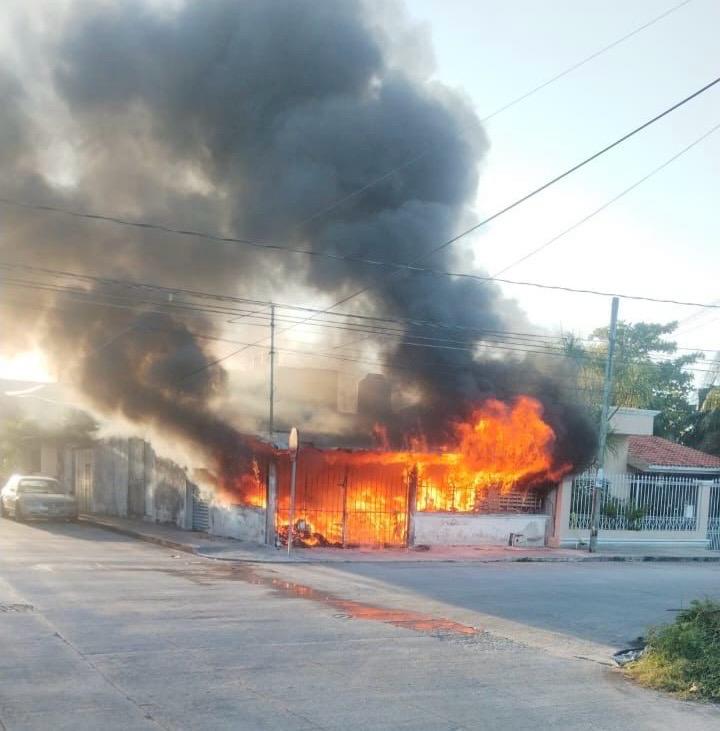 Niños truenan “bombitas” y provocan incendio en bodega de ropa de paca en Cancún