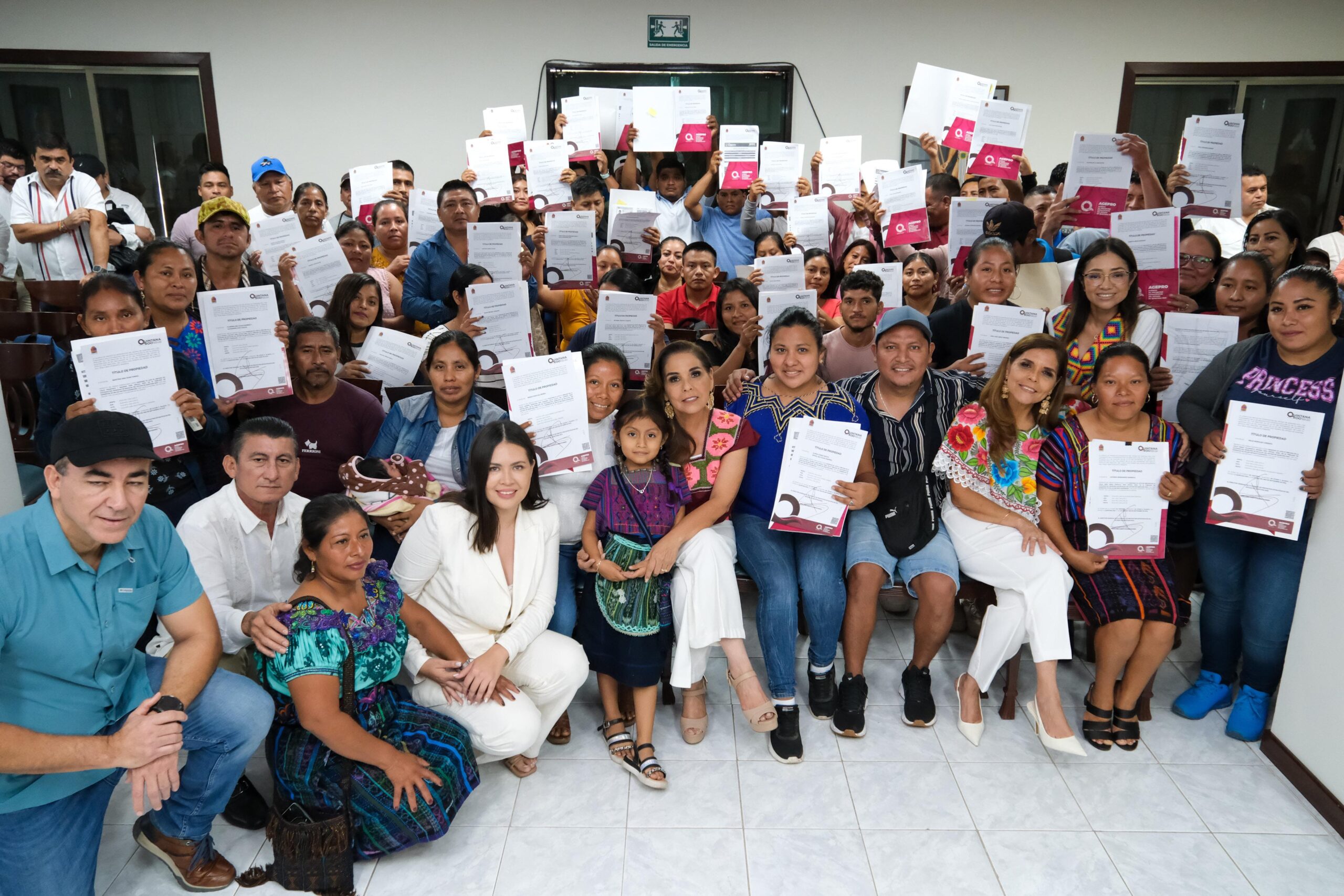 Mara Lezama entrega 44 títulos de propiedad a habitantes de Mayabalam y Kuchumatán.