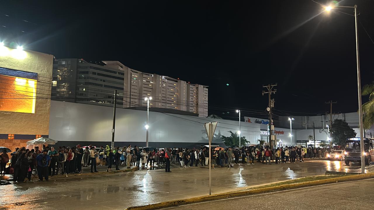 Filas de hasta 3 horas para tomar trasporte público por lluvias