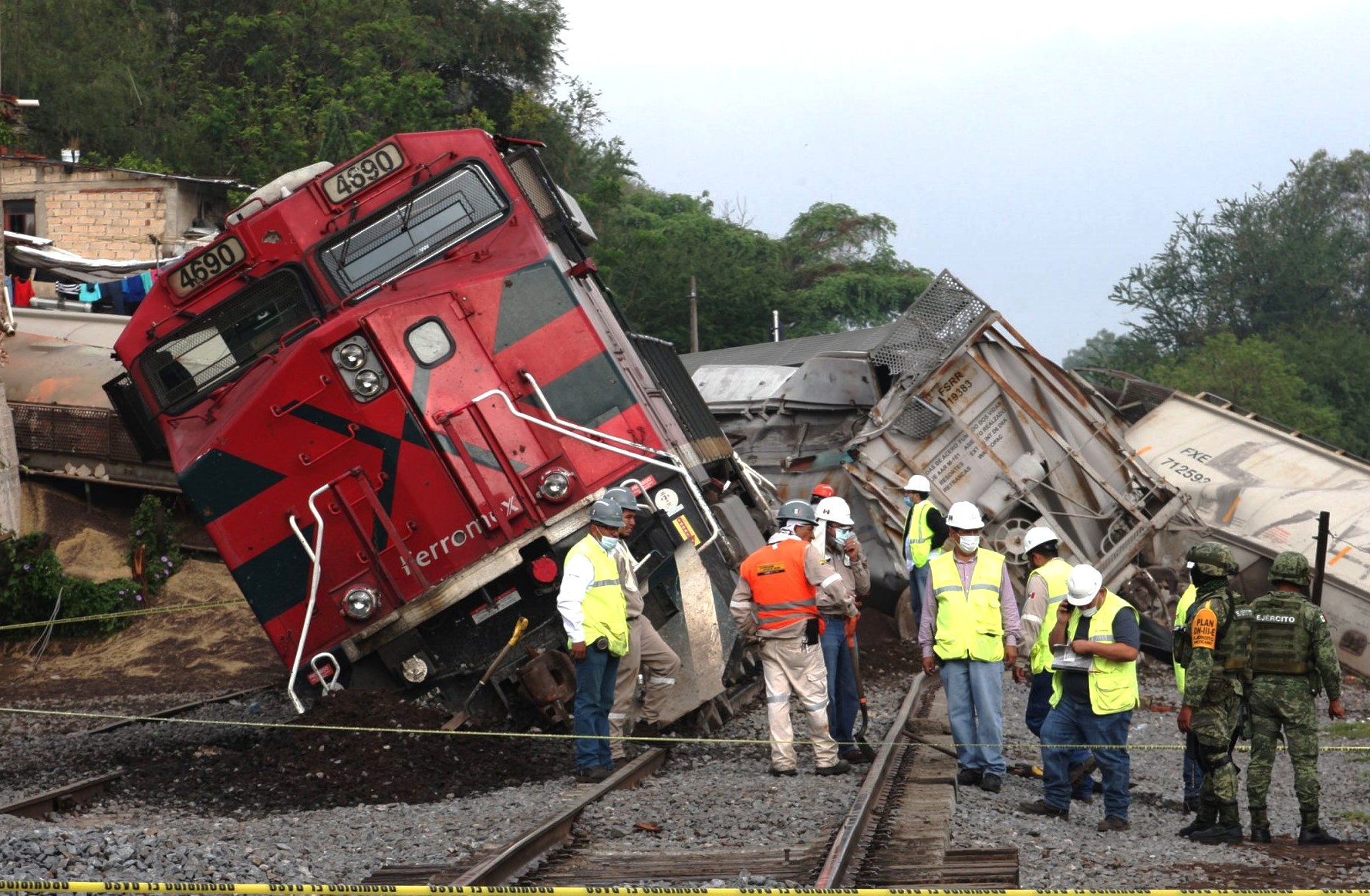 Descarrilamiento de tren de carga en Jalisco genera cierre de carretera