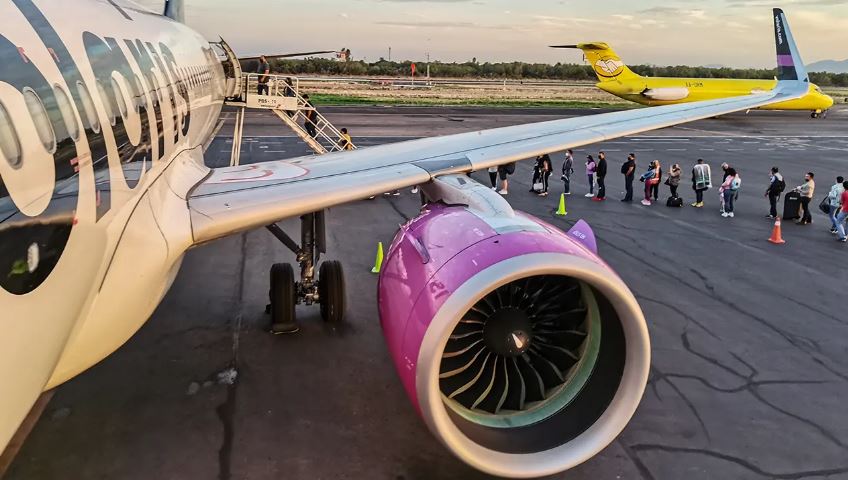 Pasajero de Volaris intenta desviar vuelo hacia EU: Fue detenido y la aeronave aterrizó en Guadalajara