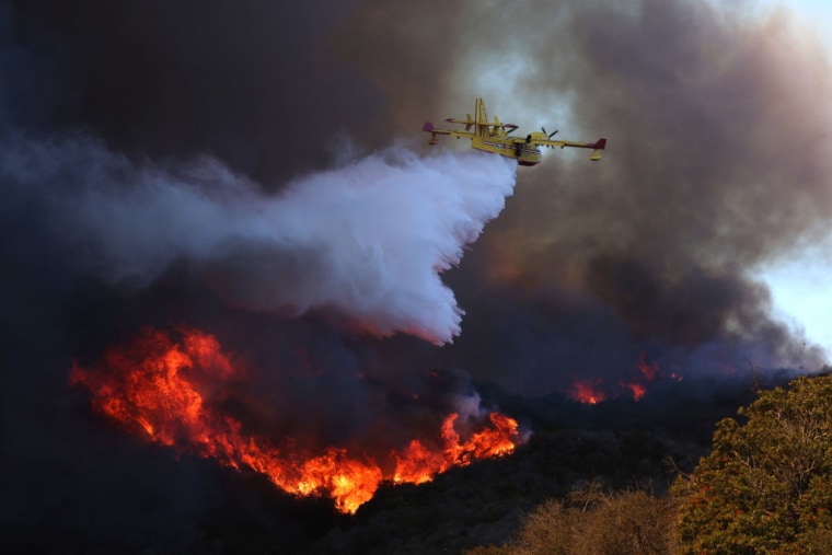 Un avión de extinción de incendios realiza un lanzamiento en el incendio Palisades, en Pacific Palisades, el 7 de enero.