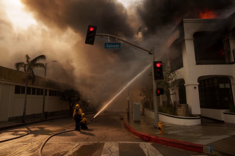Bomberos combaten las llamas del incendio Palisades el 8 de enero de 2025 en Pacific Palisades, Los Ángeles, California.