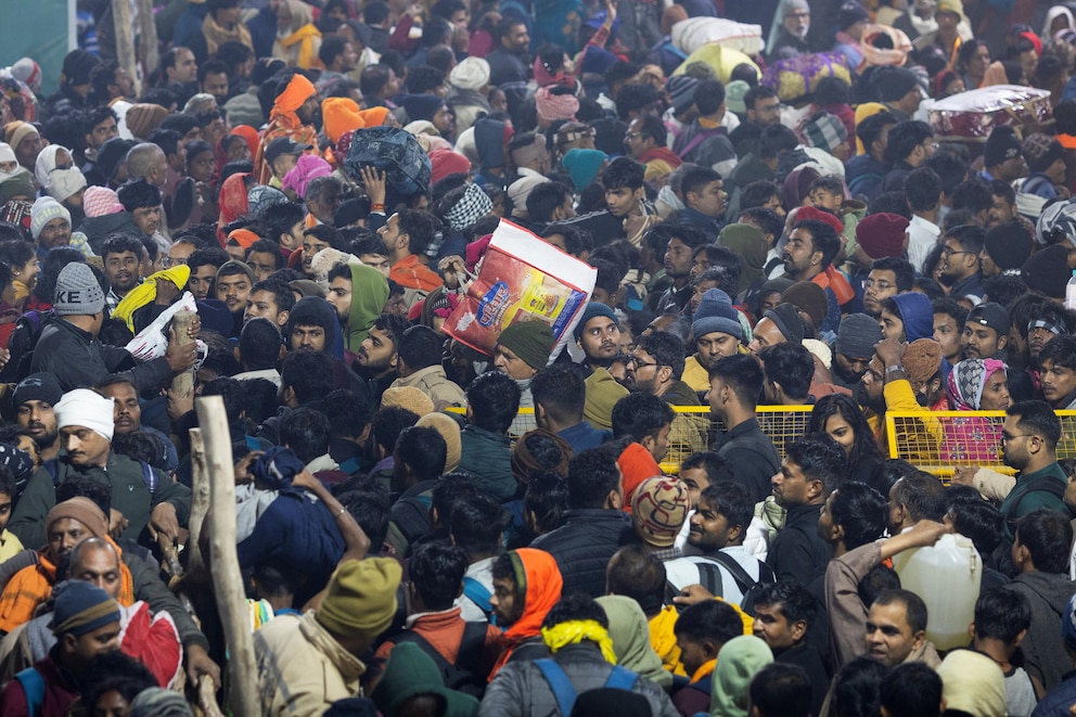 Estampida en festival religioso Maha Kumbh en India dejó al menos 30 muertos