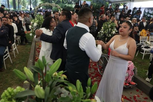Celebran bodas colectivas en CDMX
