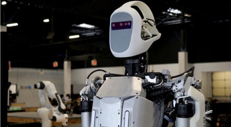 Robot con IA pierde el control y ataca a mujer en festival de China