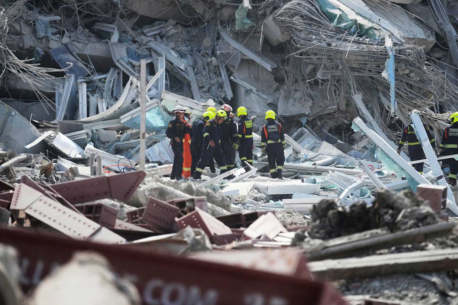 Van 700 muertos por terremoto de 7.7 en Myanmar