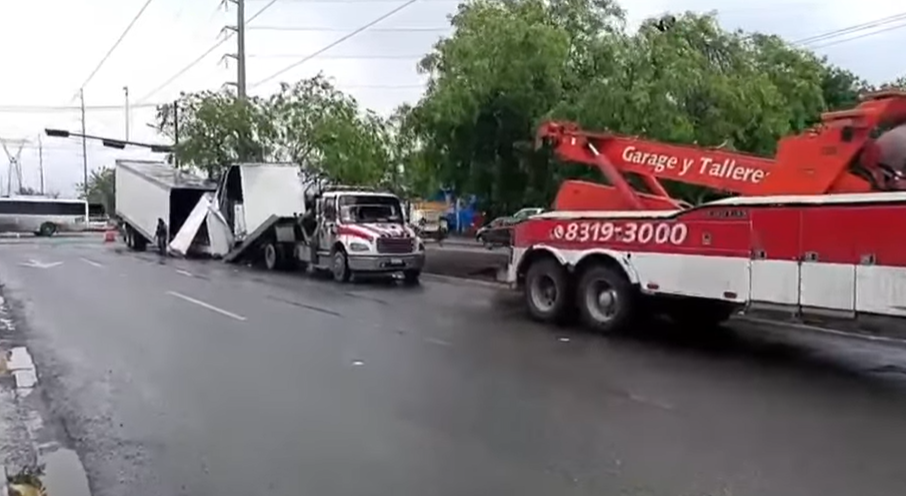 Tráiler excede peso y su caja se parte en dos en Escobedo, NL
