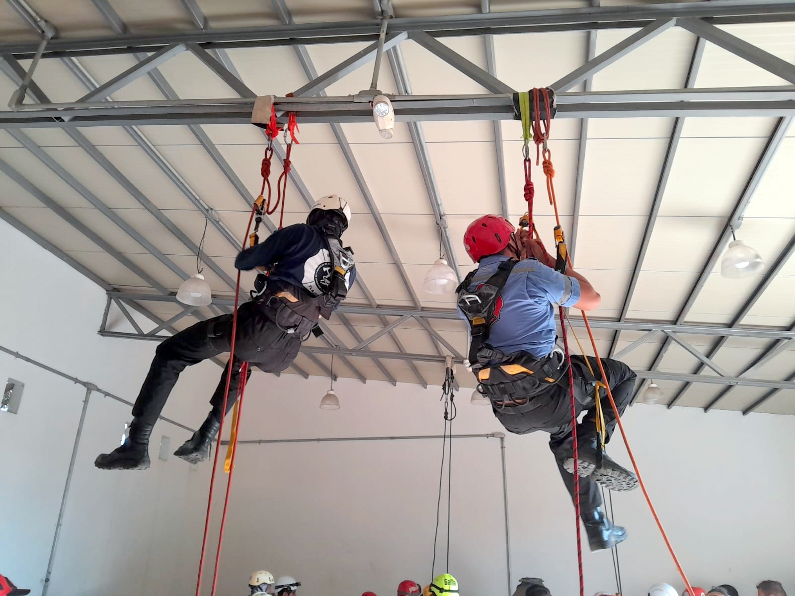 Capacitan a bomberos para rescate vertical