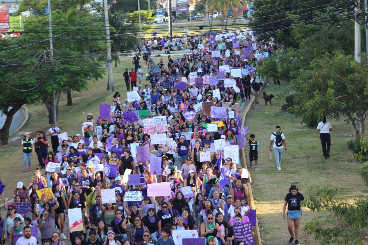 Marchan en el 8M siete mil mujeres en Cancún