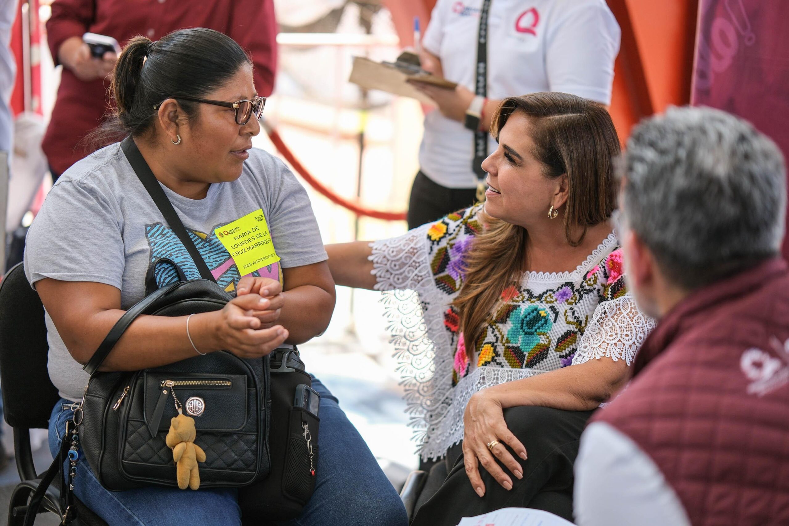 Acerca Mara Lezama el gobierno a los habitantes de Puerto Aventuras, a través de la audiencia “La Voz del Pueblo”