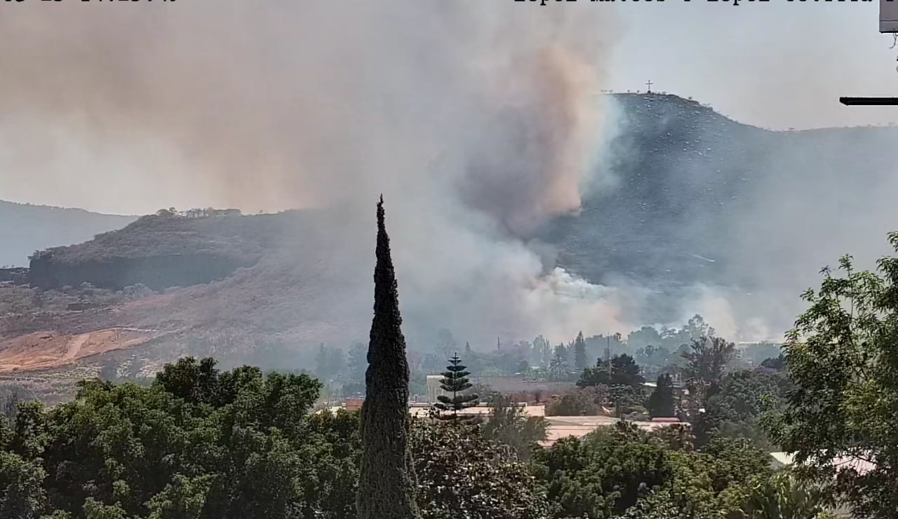 Bomberos y brigadistas de Tlajomulco combaten tres incendios simultáneamente