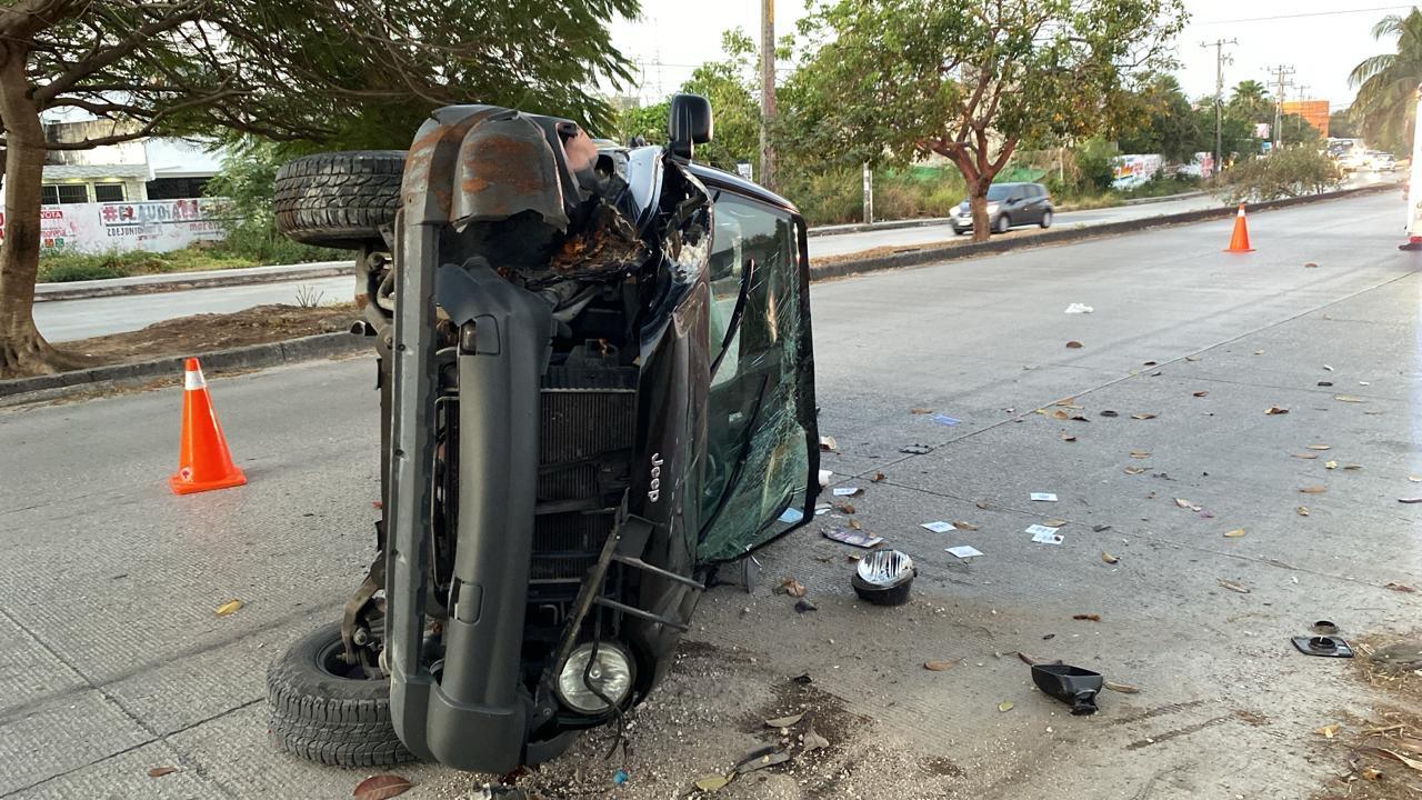 Conductor ebrio choca contra un árbol y abandona su camioneta en la Leona Vicario