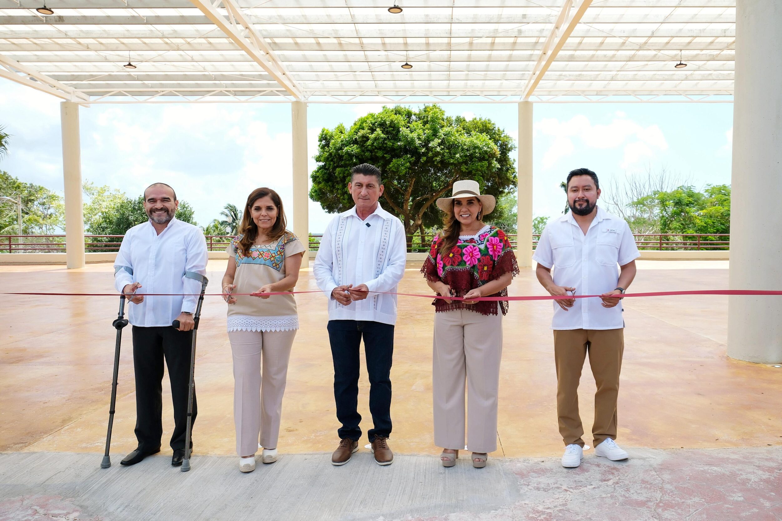Inaugura Mara Lezama plaza artesanal en la explanada de Bacalar para el bienestar y convivencia comunitaria de las familias