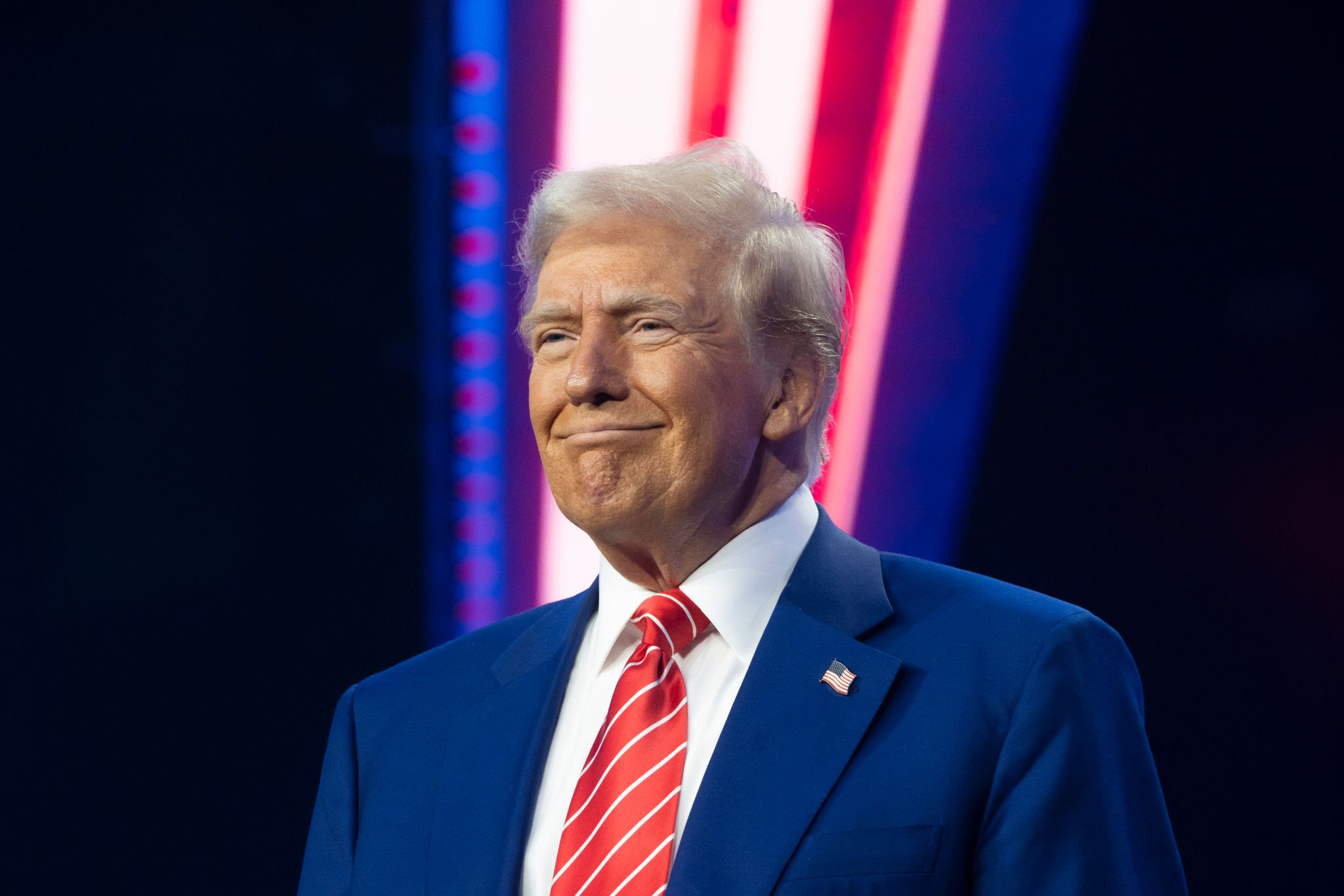 Trump confirma que los aranceles del 25% a México y Canadá empiezan a aplicarse este martes