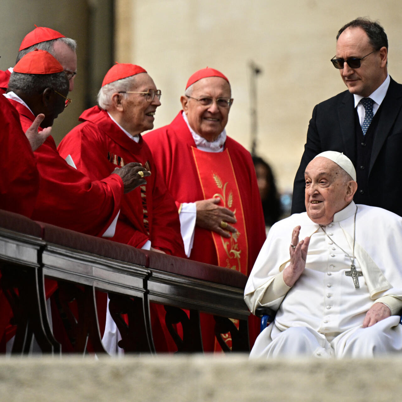 Llegan cardenales que podrían suceder al papa Francisco