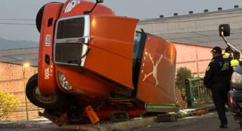 Tráiler cuelga de puente por más de 12 horas en CDMX 