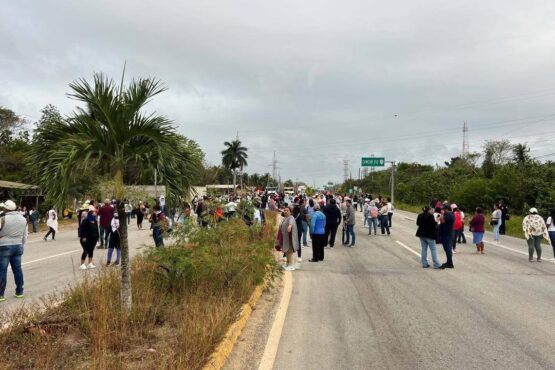 El magistrado en Quintana Roo sigue en paro a pesar de la división de opiniones Desde marzo, cuando se anunció la reforma al ISSSTE, más de un millón de docentes en todo México desataron un paro magisterial que afecta a más de 24 millones de estudiantes. En Chetumal, Quintana Roo, el conflicto ha adquirido dimensiones críticas. Los docentes paristas, en rechazo a las reformas, organizaron bloqueos que han detenido las clases en escuelas públicas, cuando otro grupo de maestros intentaba regresar a impartir clases. La tensión es evidente en los puntos clave de la ciudad. Bloqueos como el de la carretera federal 307, la avenida Insurgentes, y la Explanada de la Bandera han interrumpido tanto el tránsito como la posibilidad de que los profesores que desean dar clases lleguen a sus centros educativos. En algunos casos, se han instalado filtros para impedir el paso a los docentes no adheridos al paro. El impacto es profundo: padres de familia y estudiantes manifiestan su frustración al ver su educación interrumpida. La Secretaría de Educación de Quintana Roo (SEQ) ha intentado mediar en el conflicto, llamando al regreso a clases y advirtiendo sobre auditorías que podrían resultar en descuentos salariales para los maestros que no se presenten. Sin embargo, el comité de lucha, representado por Xavier Méndez, ha denunciado esto como un intento de intimidación. A más de un mes del inicio del paro, las divisiones dentro del magisterio y la persistencia de los bloqueos reflejan un problema que va más allá de Chetumal, afectando profundamente la educación pública y dejando incertidumbre sobre el futuro académico de miles de estudiantes.
