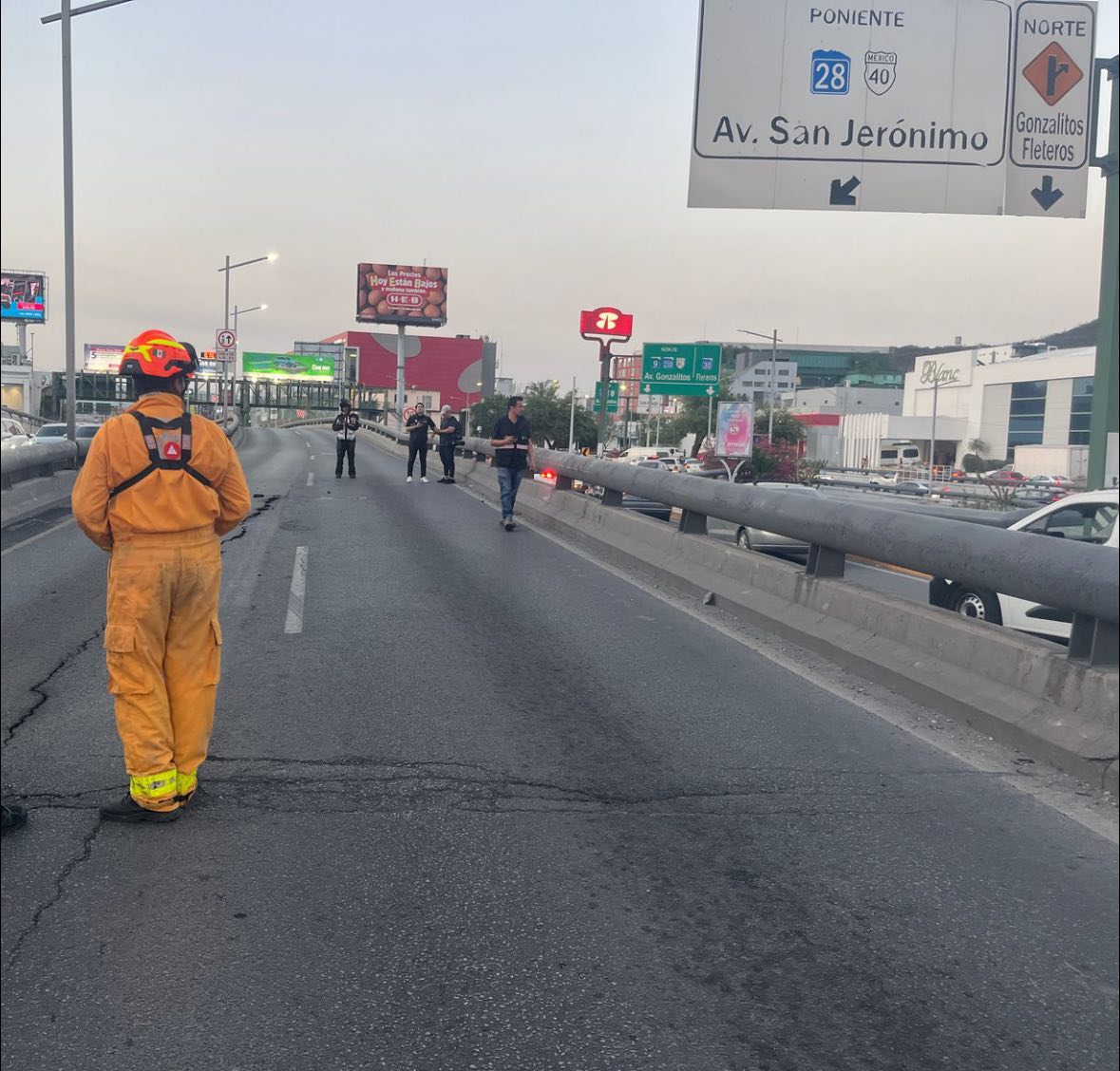 Controlado el Incendio de basura en la parte baja del paso a desnivel en Avenida Gonzalitos y Constitución en Monterrey