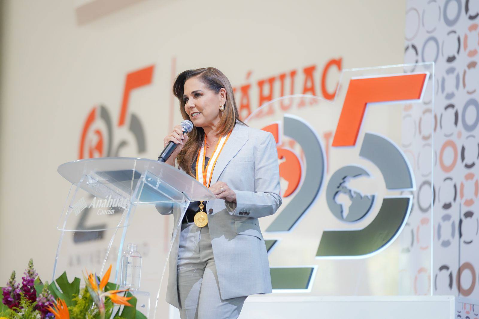 Recibe la gobernadora Mara Lezama, medalla de “Liderazgo Anáhuac 2025”