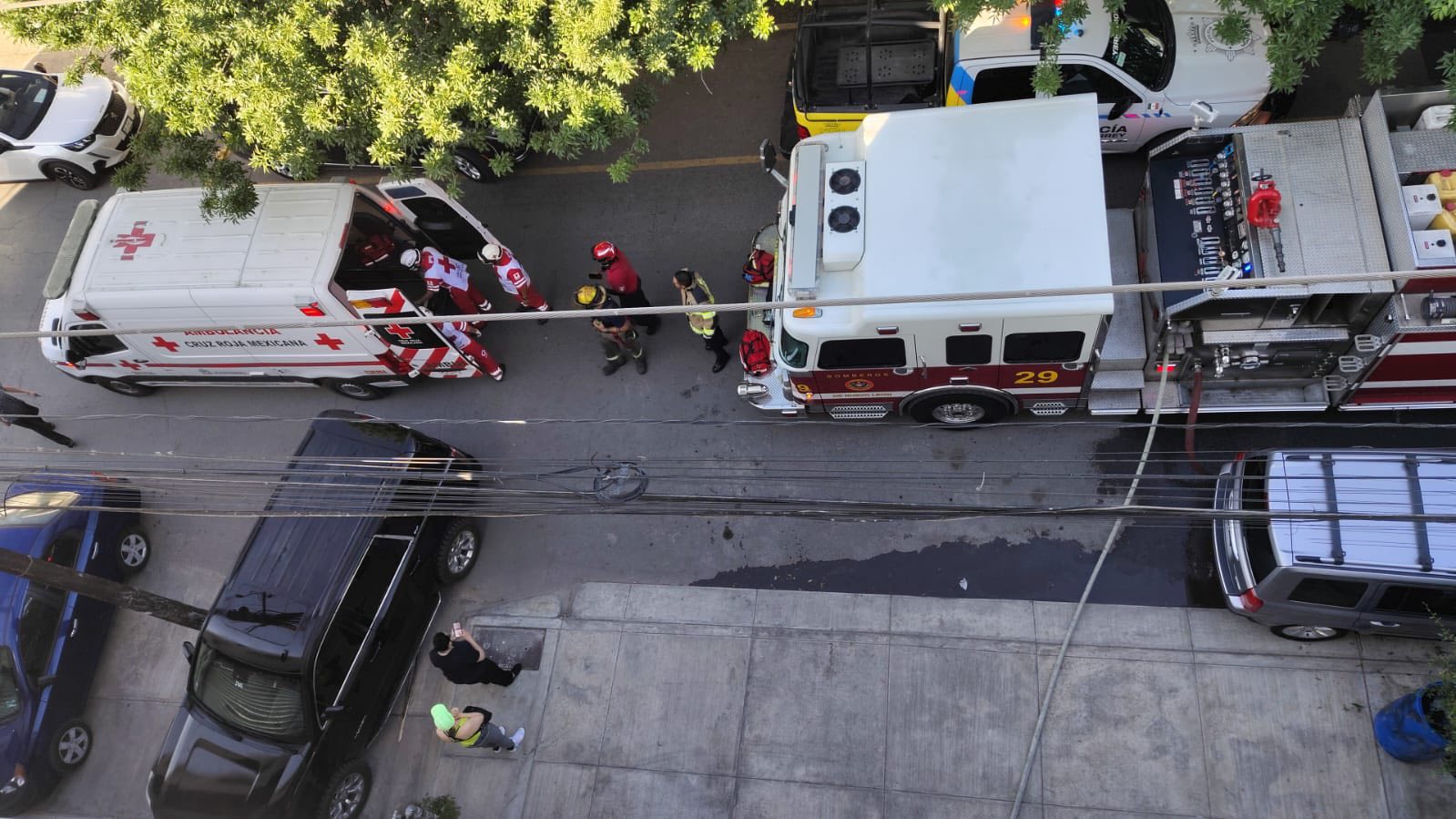 Incendio en edificio habitacional de Mitras Sur deja una persona sin vida y cuatro lesionados