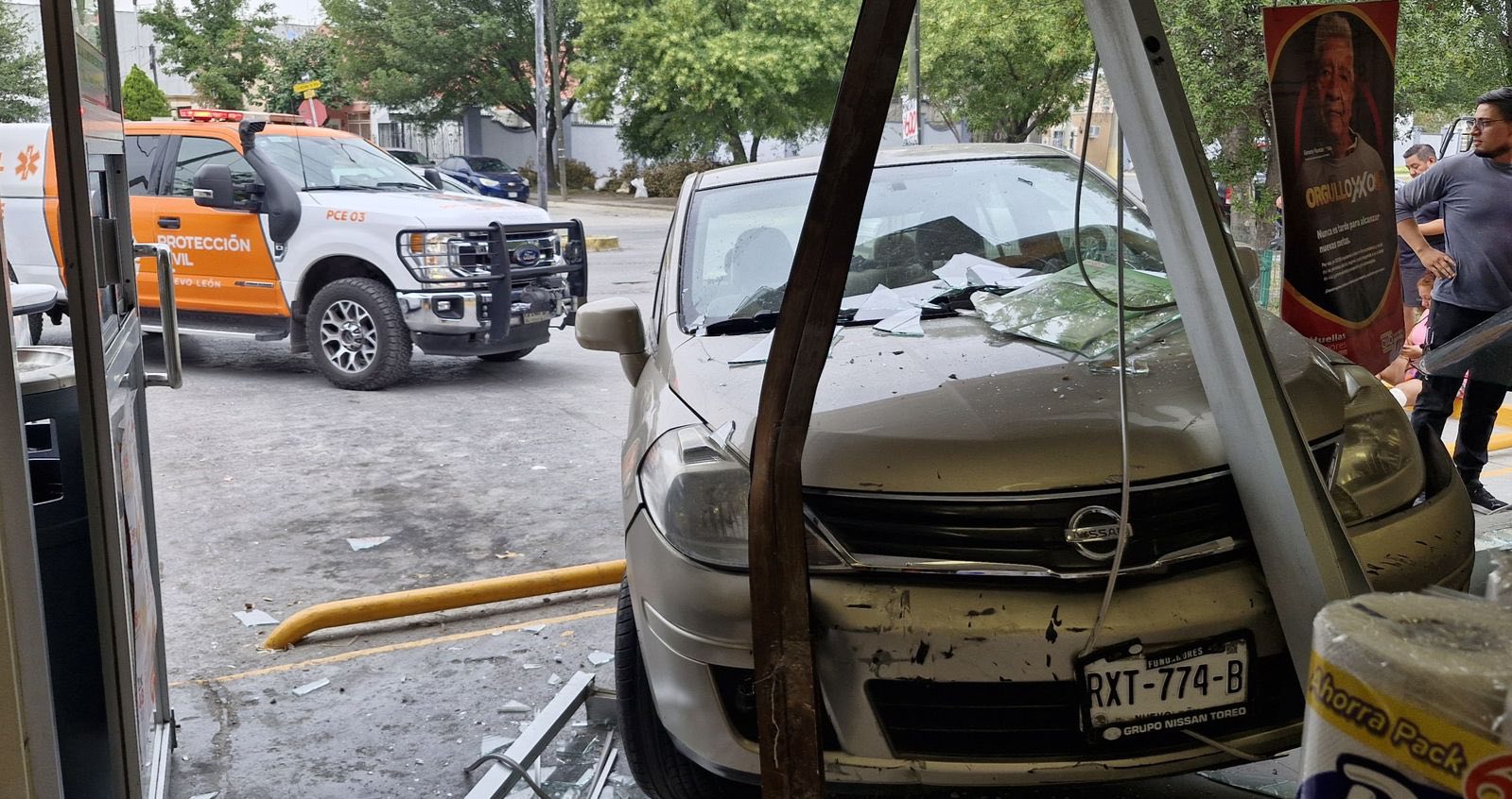 Vehículo se impacta contra tienda de conveniencia en Apodaca; no hay heridos