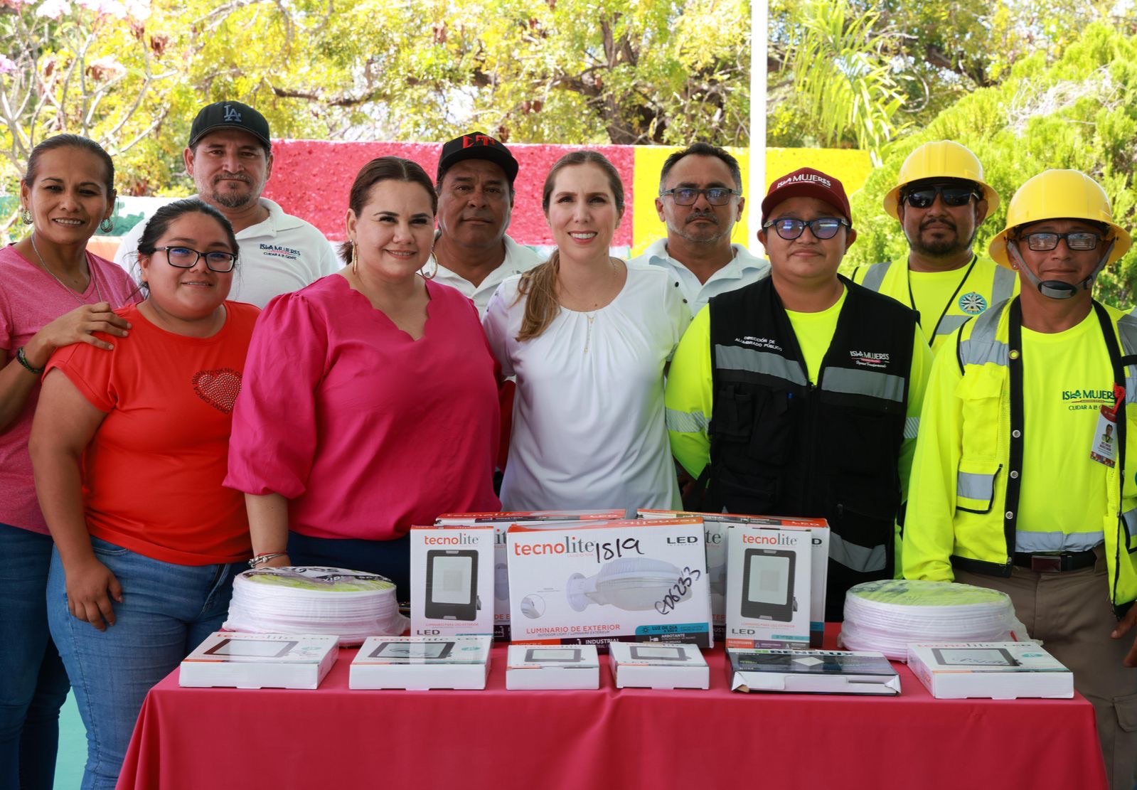 Gobierno Municipal entrega nuevas luminarias en el kínder Isla Mujeres para brindar mayor seguridad