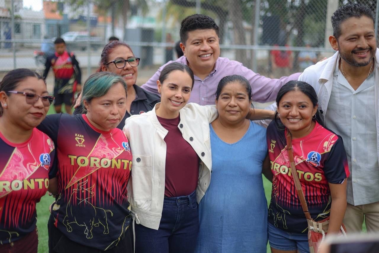 Inaugura Ana Paty Peralta cancha de pasto sintético en la SM 247