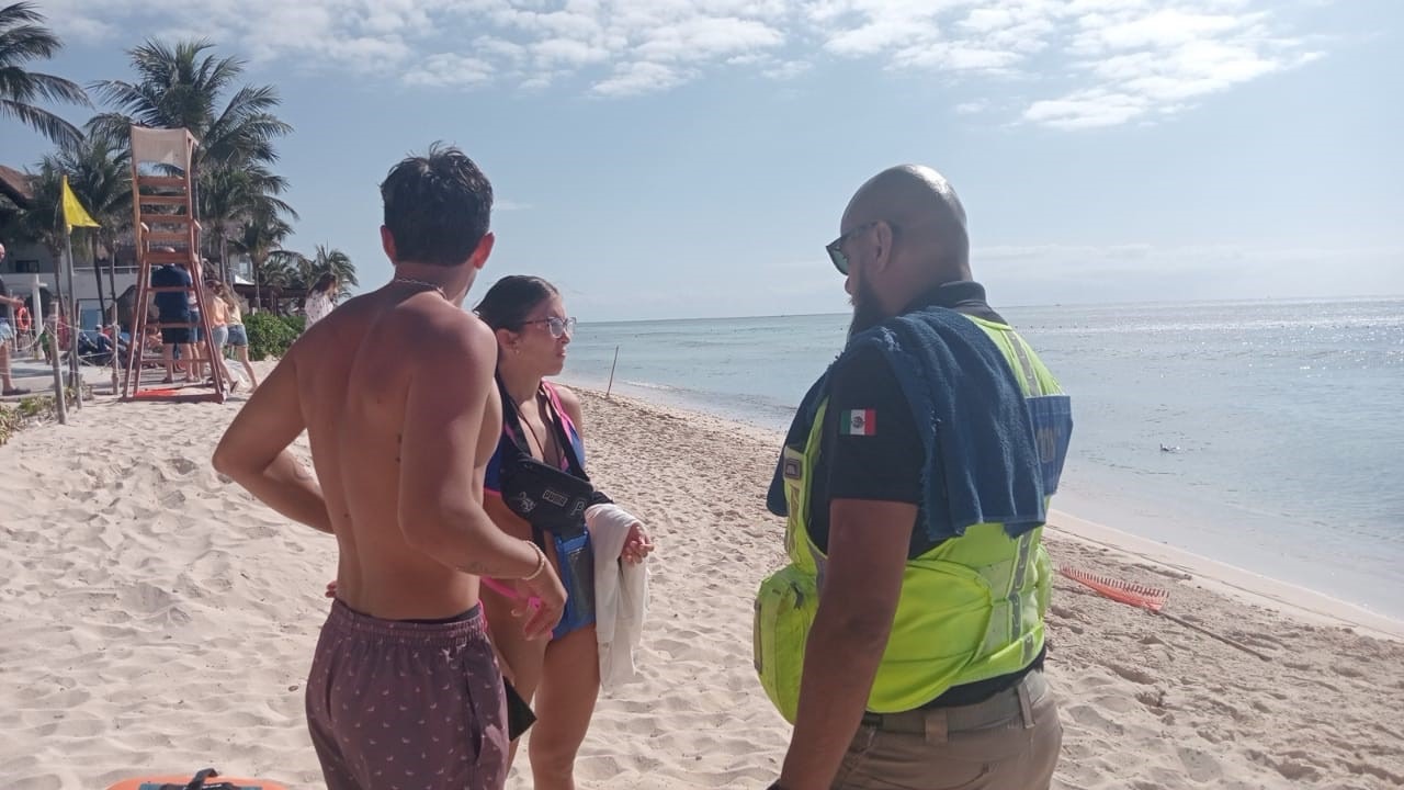 Elementos de Protección Civil de Playa del Carmen rescatan a turistas arrastrados por el viento y el oleaje al practicar pádel surf