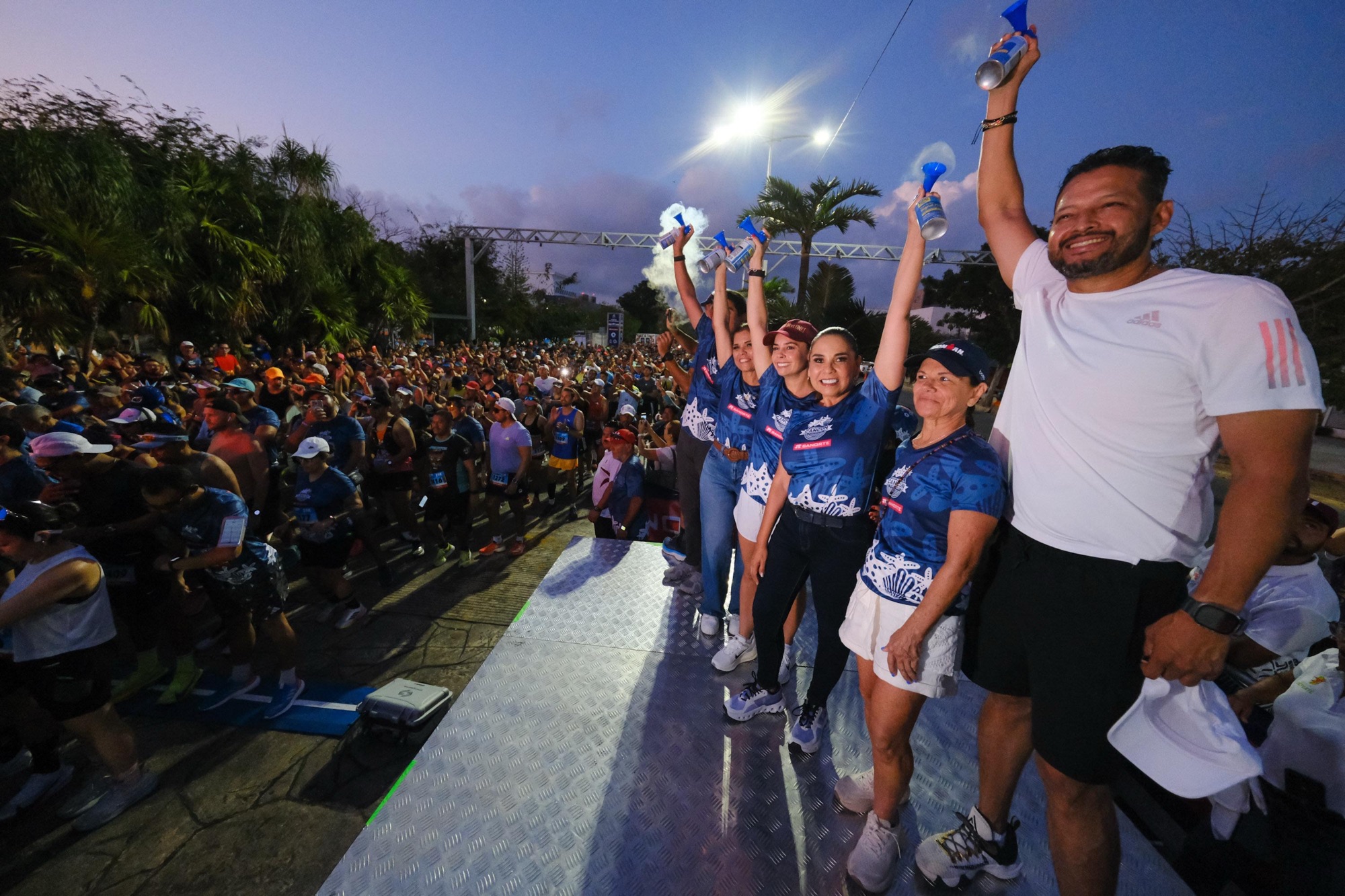 Da Mara Lezama banderazo de salida a más de 2 mil corredores de 13 países en Medio Maratón Cancún 2025