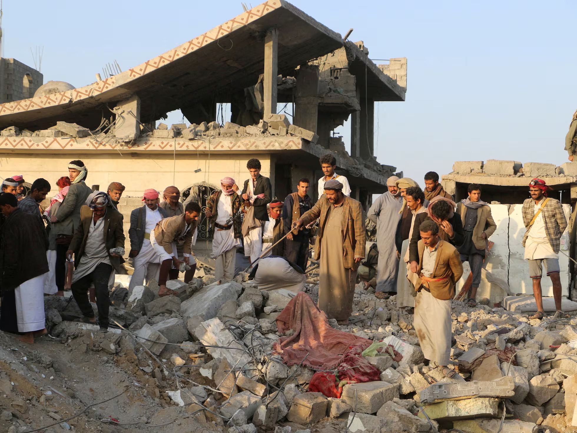 Más de 70 muertos por ataque de EU contra un puerto petrolero en Yemen