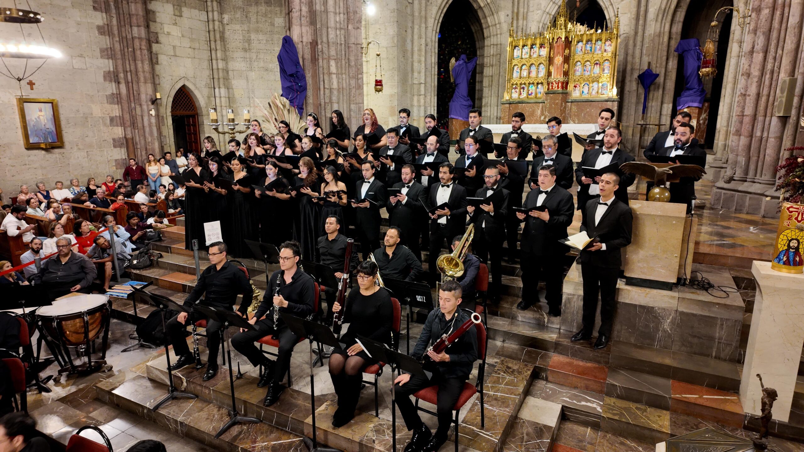 Réquiem de Mozart cautiva a cientos en el Expiatorio