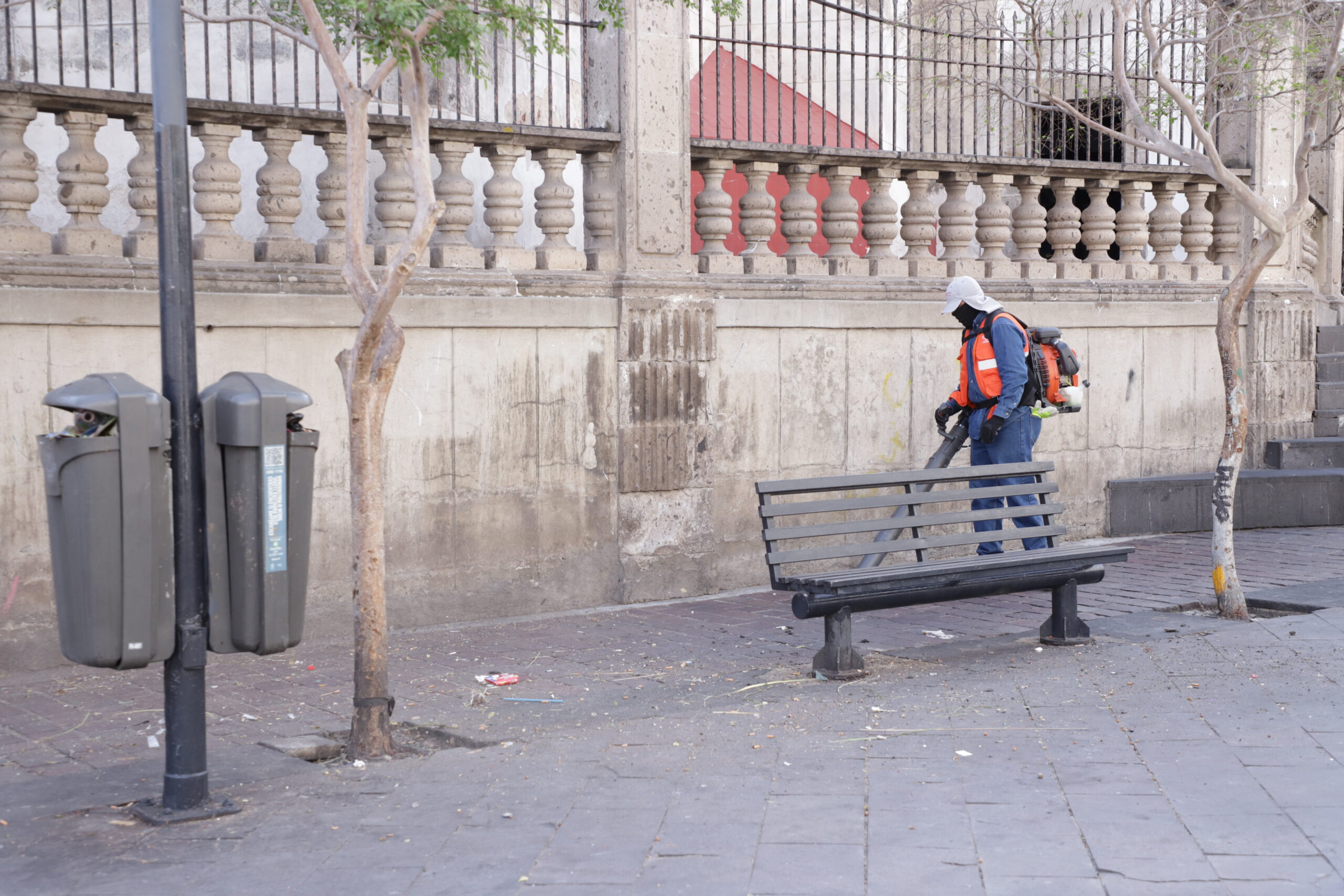 Comienzan trabajos los Escuadrones de la Limpieza de Guadalajara: intervienen Plaza de los Mariachis