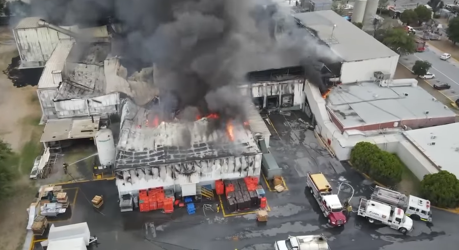 Fuerte incendio consume fábrica en Parque Industrial Monterrey, Apodaca
