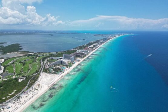 ¡Las Playas de Quintana Roo listas para el disfrute recreativo! La Secretaría de Salud (SESA) de Quintana Roo ha compartido buenas noticias para los amantes de las playas: tras un exhaustivo monitoreo y muestreo de las playas públicas del estado, se ha determinado que son adecuadas para el uso recreativo, garantizando la seguridad de todos los visitantes en este periodo vacacional. Dentro del marco del Nuevo Acuerdo por el Bienestar y Desarrollo de Quintana Roo, impulsado por la gobernadora Mara Lezama Espinosa, se ha priorizado la salud tanto de la población local como de los turistas. El secretario de Salud, Flavio Carlos Rosado, explicó que, a través de la Dirección de Protección Contra Riesgos Sanitarios (DPCRS), se lleva a cabo un riguroso control de la calidad del agua en las principales playas del estado. Este monitoreo abarca 28 playas en los principales destinos turísticos, incluyendo Cancún, Cozumel, Isla Mujeres, Playa del Carmen, Tulum y Costa Maya. Rosado detalló que la revisión se realiza mediante la toma de muestras de agua de mar, con el objetivo de medir la concentración de enterococos fecales, un indicador clave para evaluar la calidad del agua en términos de seguridad para el contacto recreativo. En preparación para el periodo vacacional de Semana Santa, se llevó a cabo un muestreo previo durante marzo, donde se analizaron las características microbiológicas del agua en las 28 playas prioritarias del estado. Esta evaluación se realizó en 36 puntos entre el 18 y el 31 de marzo, y de acuerdo con los estándares establecidos por la COFEPRIS, los resultados confirmaron que las playas son seguras para el disfrute de los bañistas en esta temporada vacacional. ¡A disfrutar del sol y el mar!